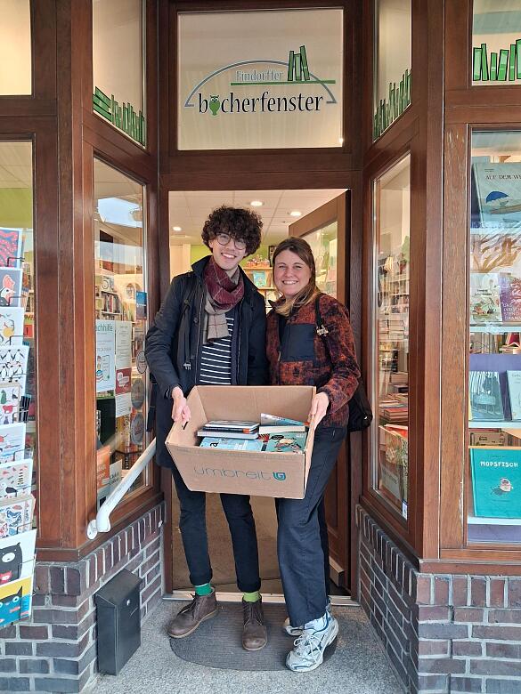 Herr Ram und Frau Scheel mit den neuen Büchern