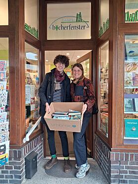 Herr Ram und Frau Scheel mit den neuen Büchern