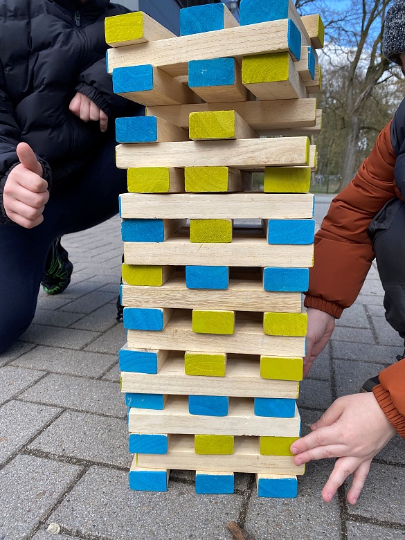 großer Holzturm als Spiel