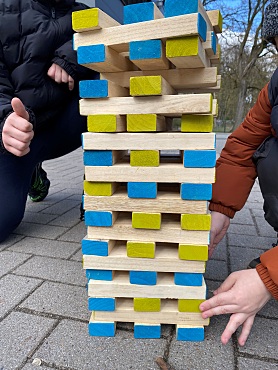 großer Holzturm als Spiel