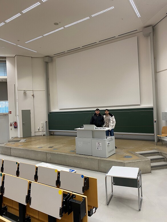 Zwei Schüler in einem Hörsaal der Universität Bremen