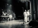 drei Schülerinnen singen auf der Bühne